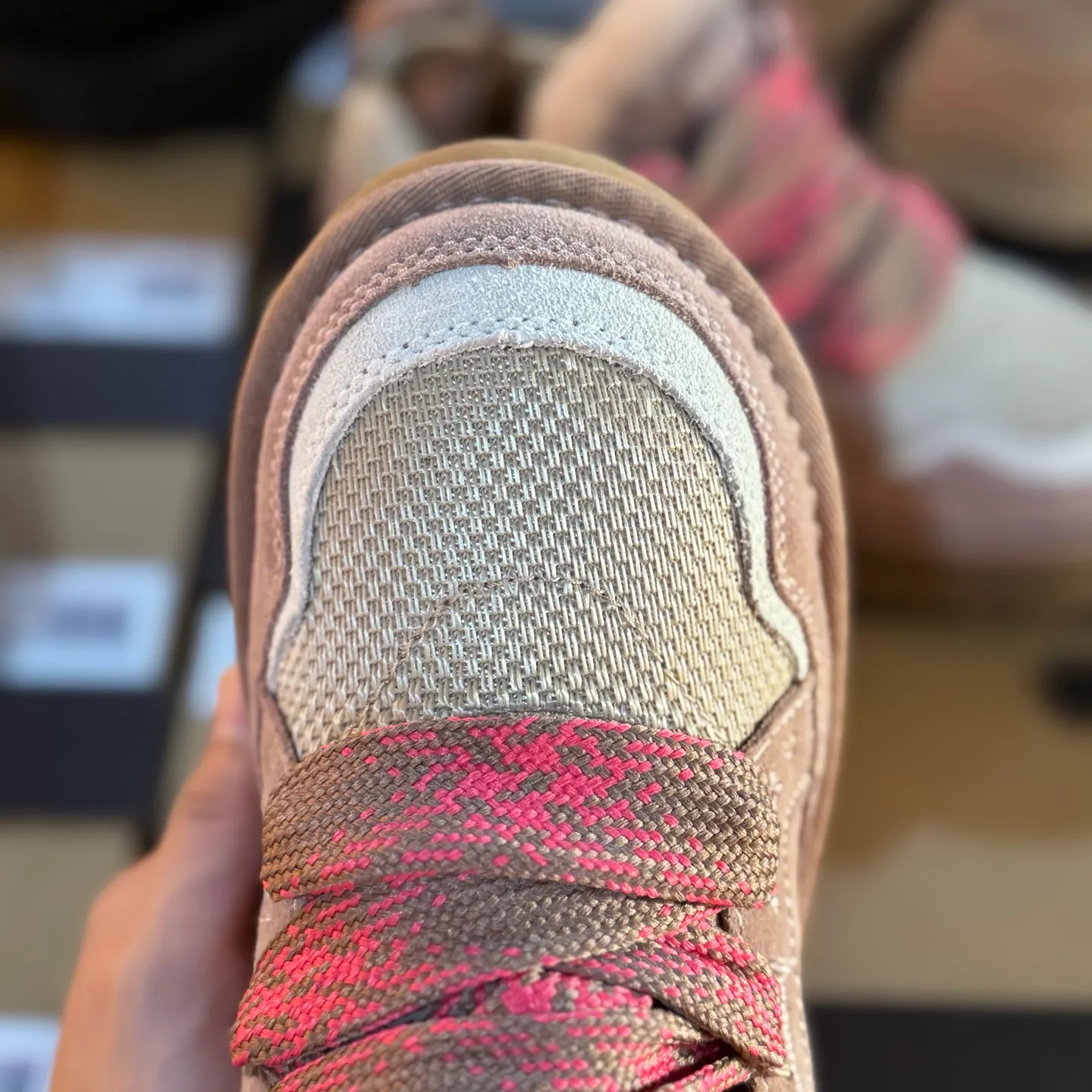 Local 💰600 OEM grade 4032 Mel series, top workmanship, super stable version ✔️ Good looks and texture, suede leather + low-key logo show retro, classic two-color shoelaces can be worn as two shoes ✔️ So comfortable that you want to weld your feet, ultra-light material + 5cm thick sole, increase height without tiring the feet, wool insoles are warm and breathable, no pressure for commuting and shopping all day long ✔️ I love the details: wide shoelaces for photos. Sizes 34-40 are suitable for a variety of foot types. Slight stains can be wiped clean with a damp cloth. The loose feeling in early autumn is all due to it. You can close your eyes and avoid stepping on thunder! 👟